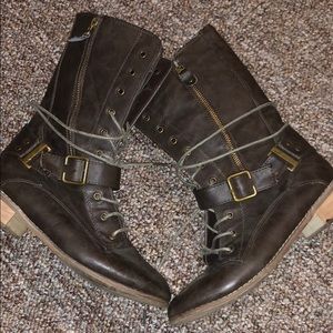 Size 7 1/2  combat boots. Gray/taupe colored.